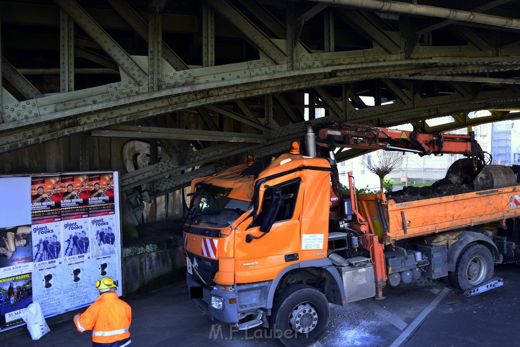 LKW blieb unter Bruecke haengen Koeln Deutz Deutz Muelheimerstr P151.JPG - Miklos Laubert